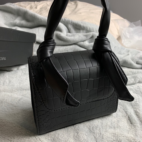 Boehemian knotted handle cross body bag - Picture 2 of 16